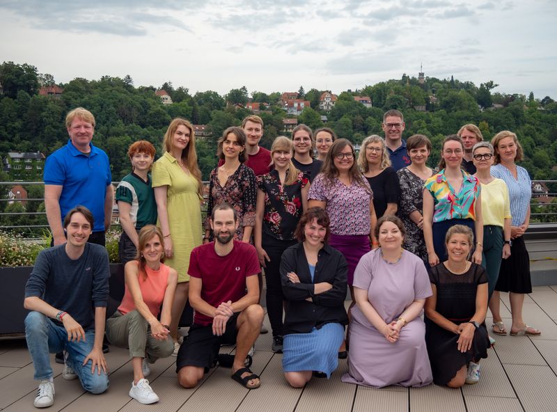 Das Team von Jugend präsentiert ist auf dem Foto zu sehen. Manche Personen stehen auf einer Dachterrasse mit Blick auf kleine Berge